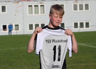 Jonas Franz wird in der Halbzeitpause beim Landesligaspiel des TSV Pfedelbach überrascht