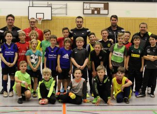 Michael Blondowski leitet eine Trainingseinheit bei der E-Jugend