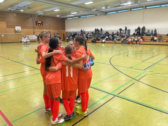 Unsere D-Juniorinnen schtimmen sich auf den nächsten Gegner ein